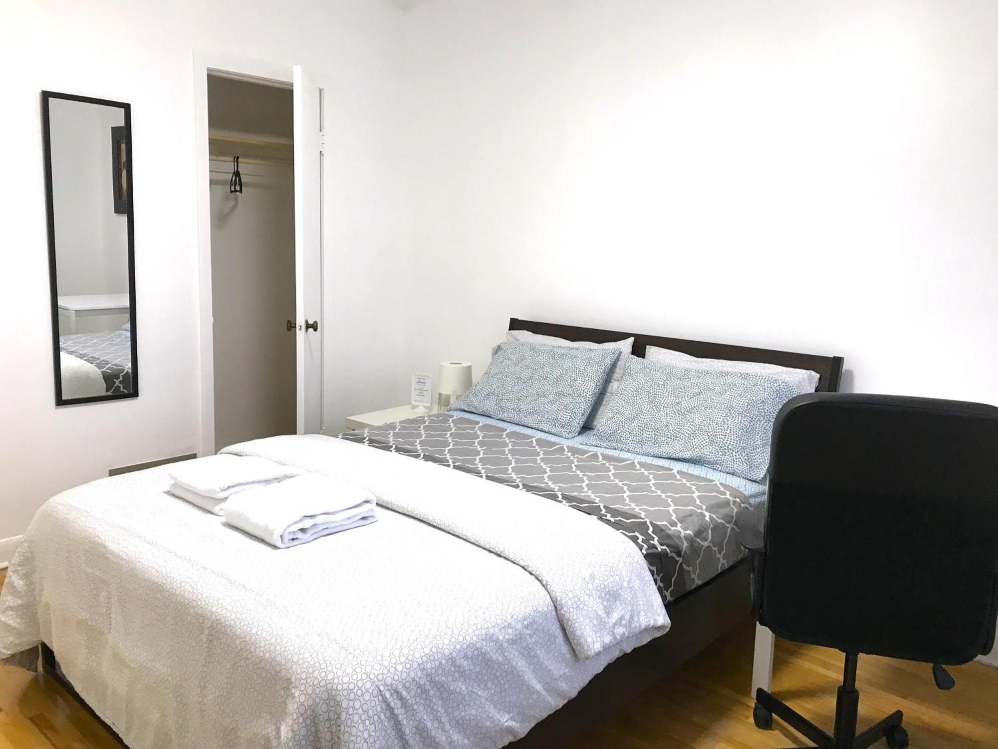 Big Private Room Midmontreal Next To Station Metro - Parking Free Екстер'єр фото