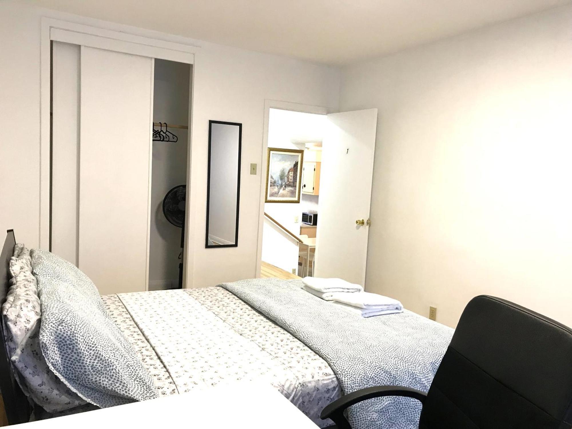 Big Private Room Midmontreal Next To Station Metro - Parking Free Екстер'єр фото