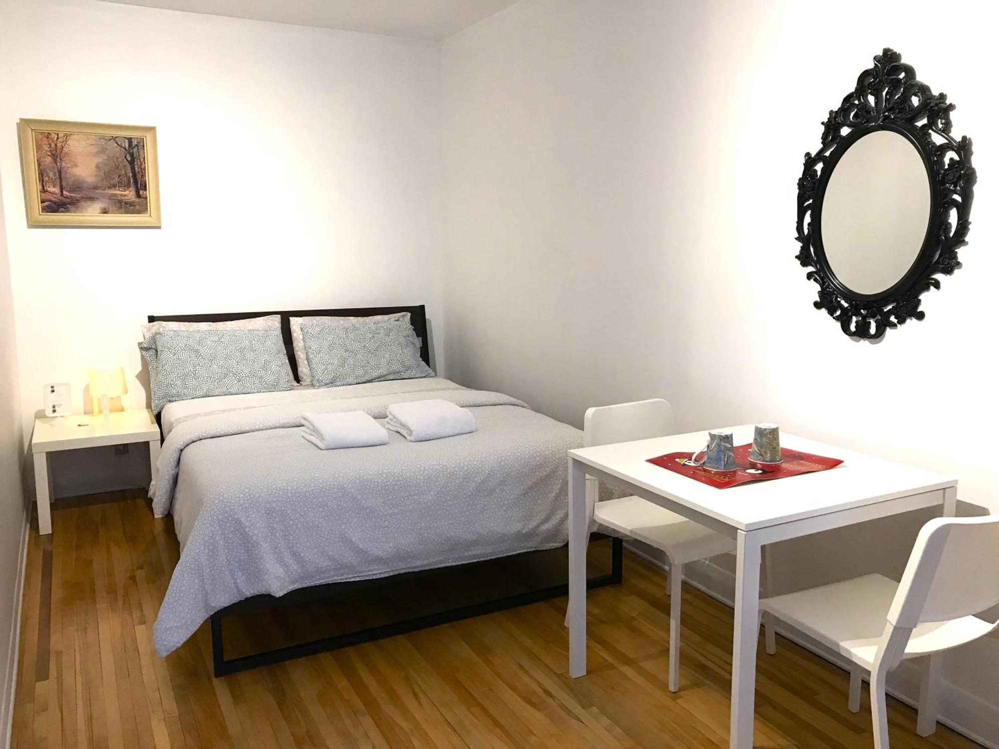 Big Private Room Midmontreal Next To Station Metro - Parking Free Екстер'єр фото