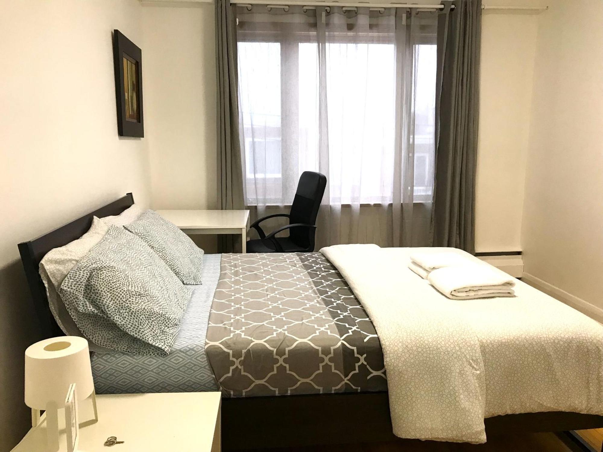 Big Private Room Midmontreal Next To Station Metro - Parking Free Екстер'єр фото