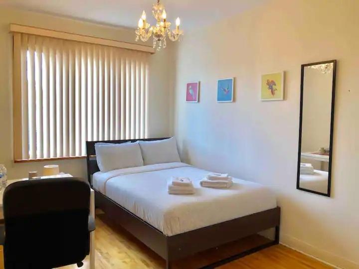 Big Private Room Midmontreal Next To Station Metro - Parking Free Екстер'єр фото